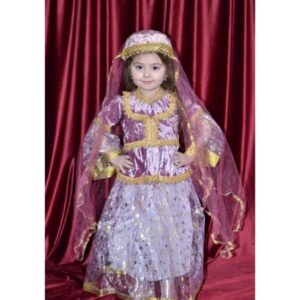 Çəhrayı qız milli geyimi